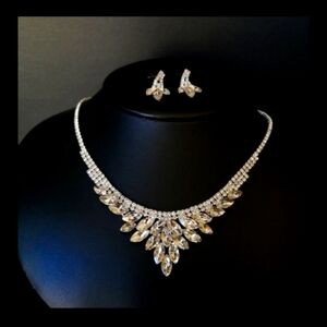 NWT Clear Crystals Burst Silvertone  Collier Necklace Earrings Set